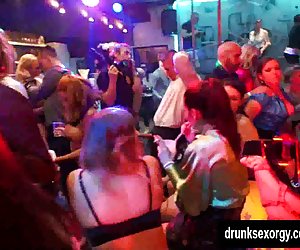 Bi klabb babes wara li pubbliku is-sess orgy