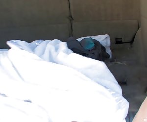 Is-sħana milf jidhrux fucked f'vannijiet żgħar tagħhom