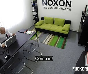 Horny blonde-segretarju fucks tagħha imgħallem fl-uffiċċju
