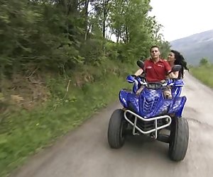 Outdoor tas-sess fuq il-quad u tixbit perikolużi troia culo
